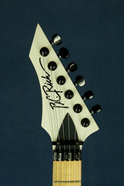 B.C.Rich Gunslinger White