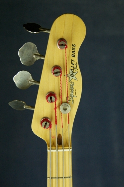 SQUIER Bullet bass